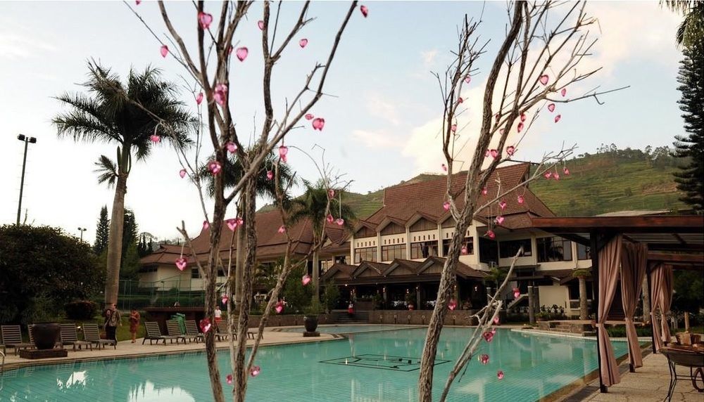 Puteri Gunung Hotel Lembang Εξωτερικό φωτογραφία